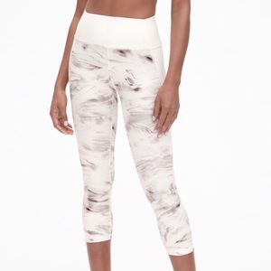 GAP Pants - GapFit High Rise Print Capris in Sculpt Revolution GAP Pants - GapFit High Rise Print Capris in Sculpt Revolution